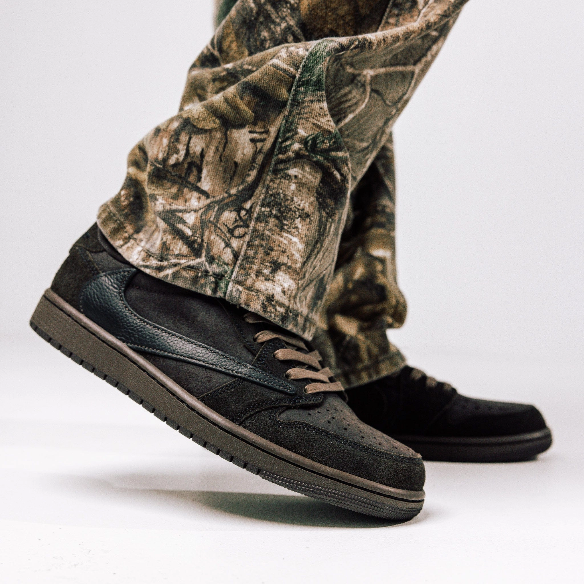 Hexagonal Grip Tread Distinctive cushioning Jordan 1 Retro Low OG SP Travis Scott Velvet Brown