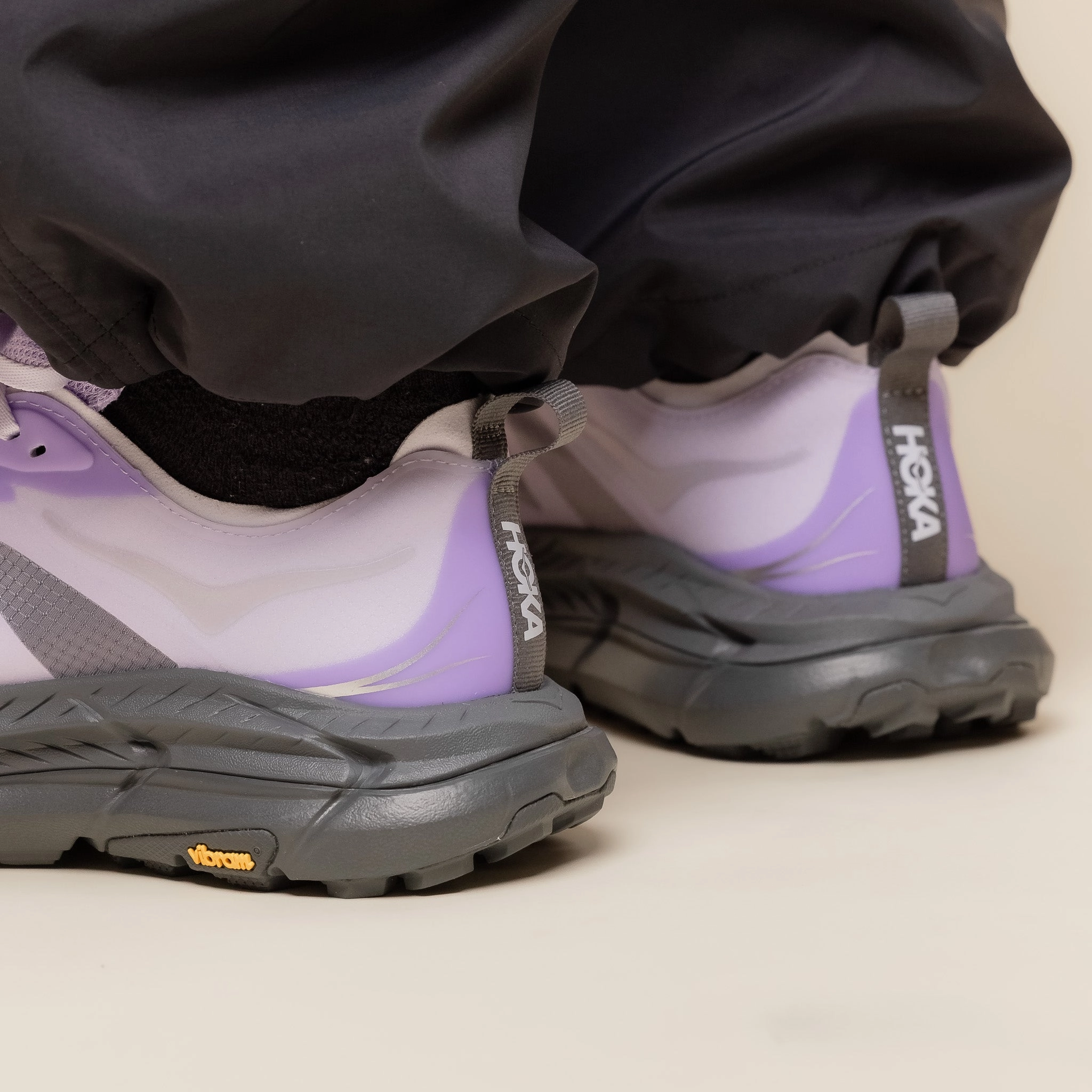 running in the night shoes high - visibility - safety shoes Hoka - Mafate Speed 4 Lite - Starlight Glow / Aster Flower