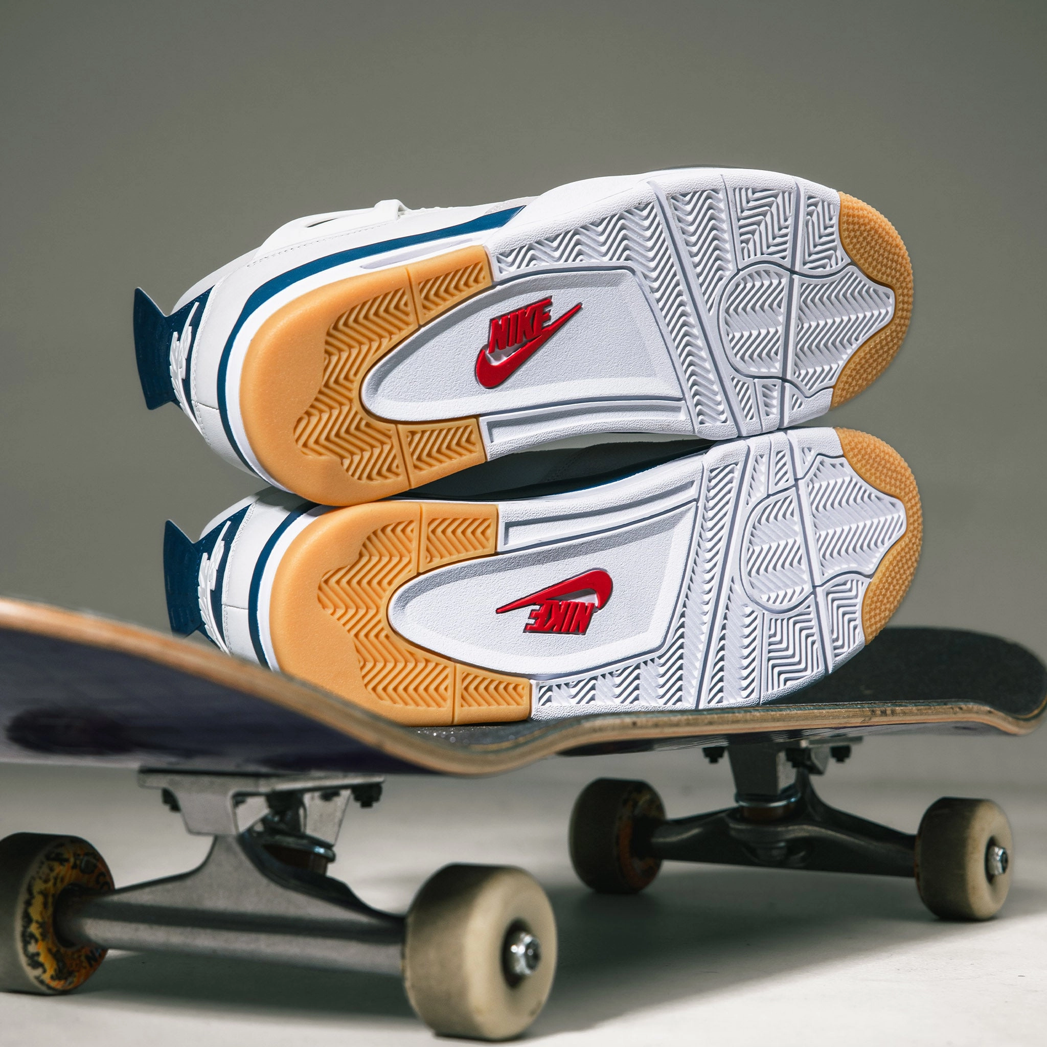 Lightweight Cushion Jordan 4 Retro SB Navy