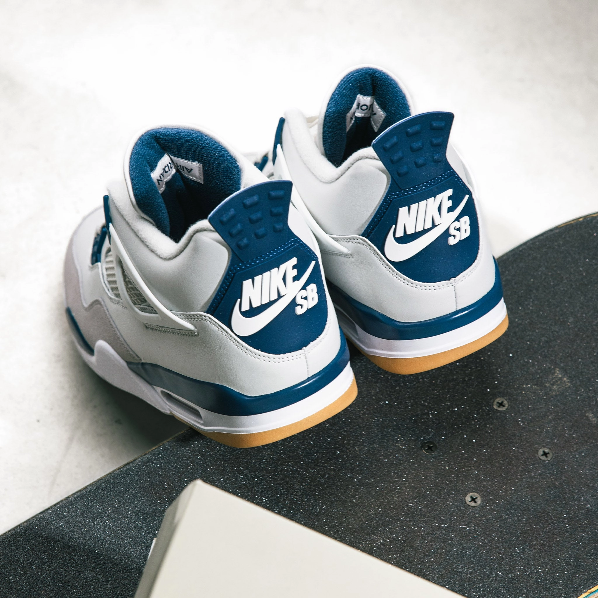 Lightweight Frame Jordan 4 Retro SB Navy
