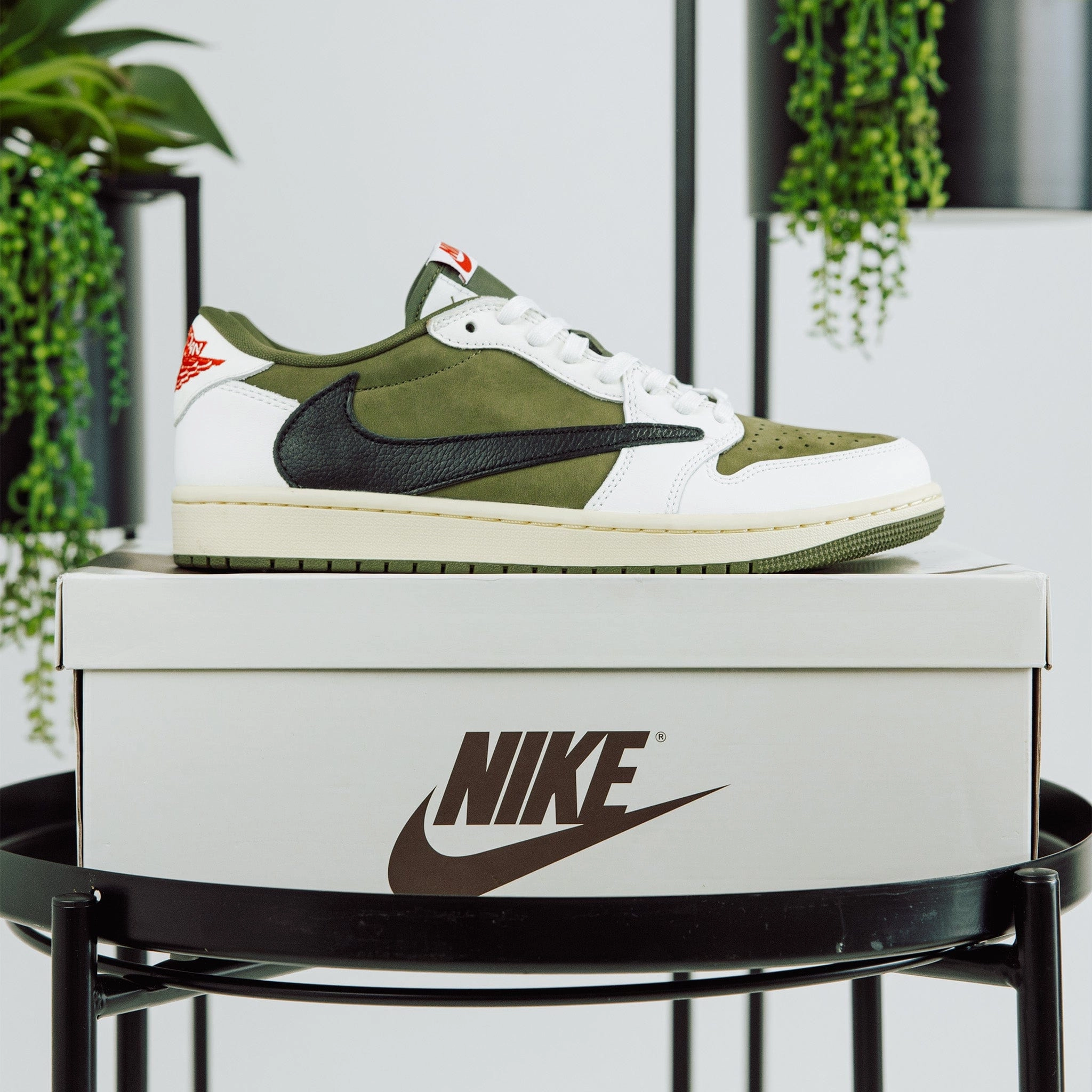 Jordan 1 Low Retro OG Travis Scott Medium Olive Hero Edge