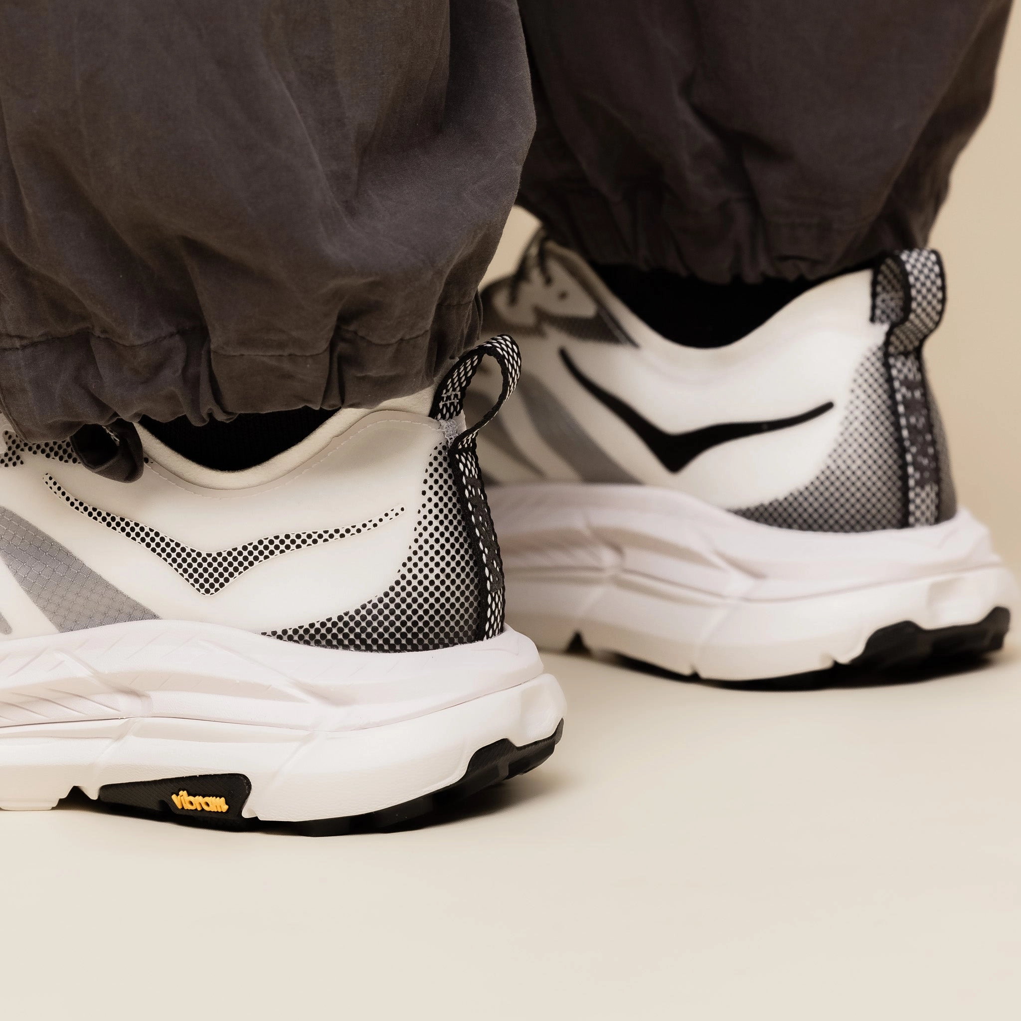 Hoka - Stealth Tech Mafate Speed 4 Lite - White / Black Everywhere Fit Comfort arch