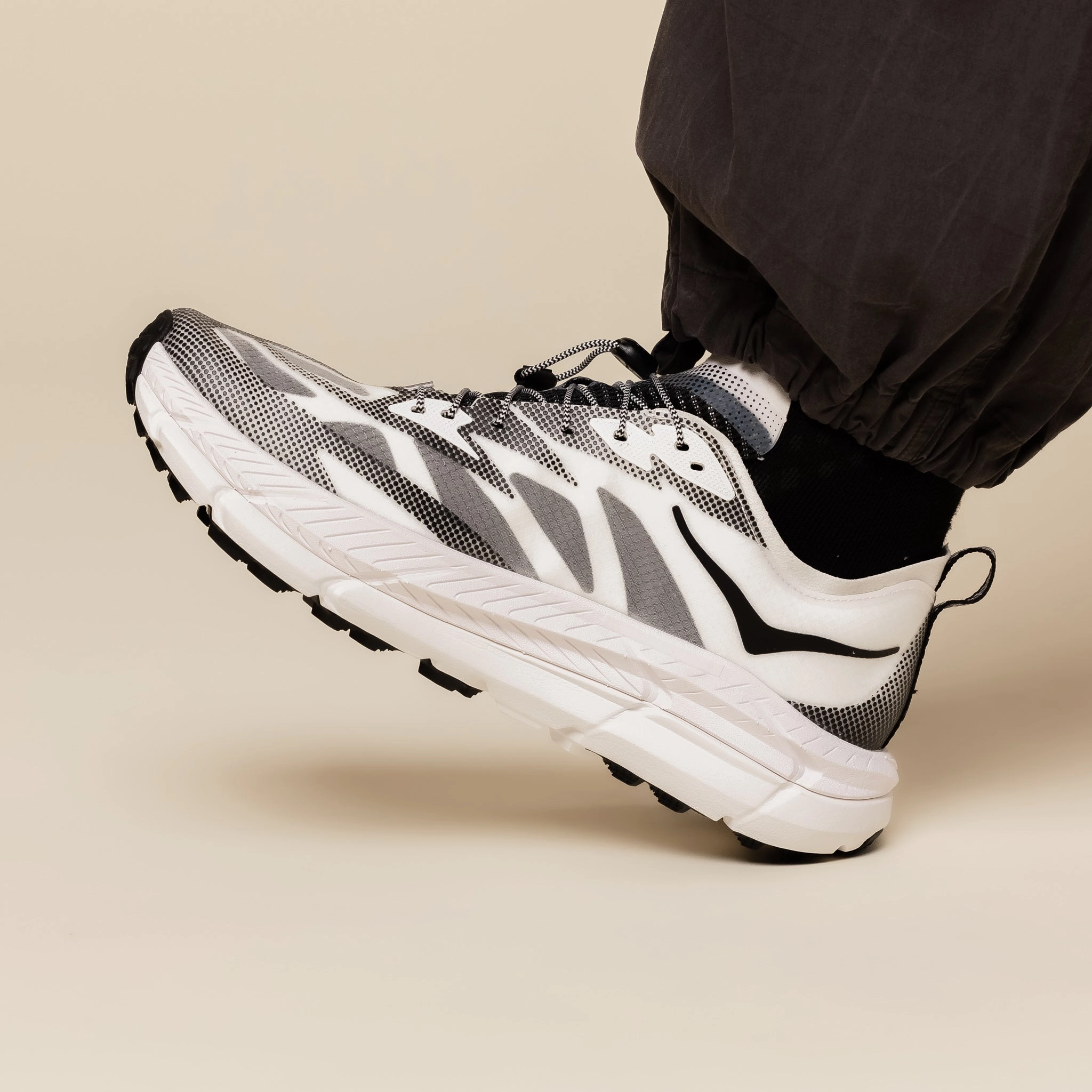 Action Ready Easy Flow Hoka - Stealth Tech Mafate Speed 4 Lite - White / Black