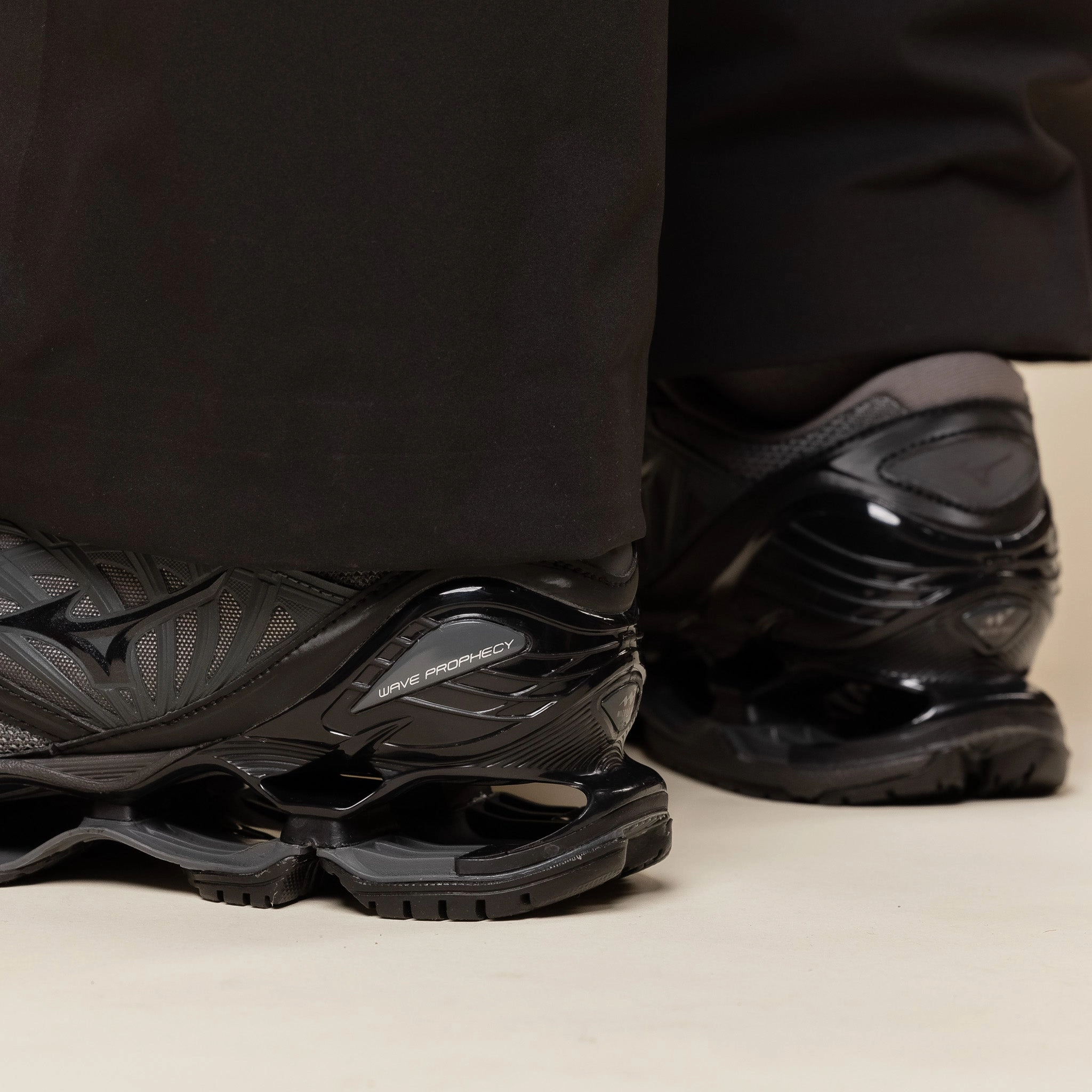 Mizuno - Wave Prophecy LS - Iron Gate / Black / Black Sand Korean Trend Retro Core