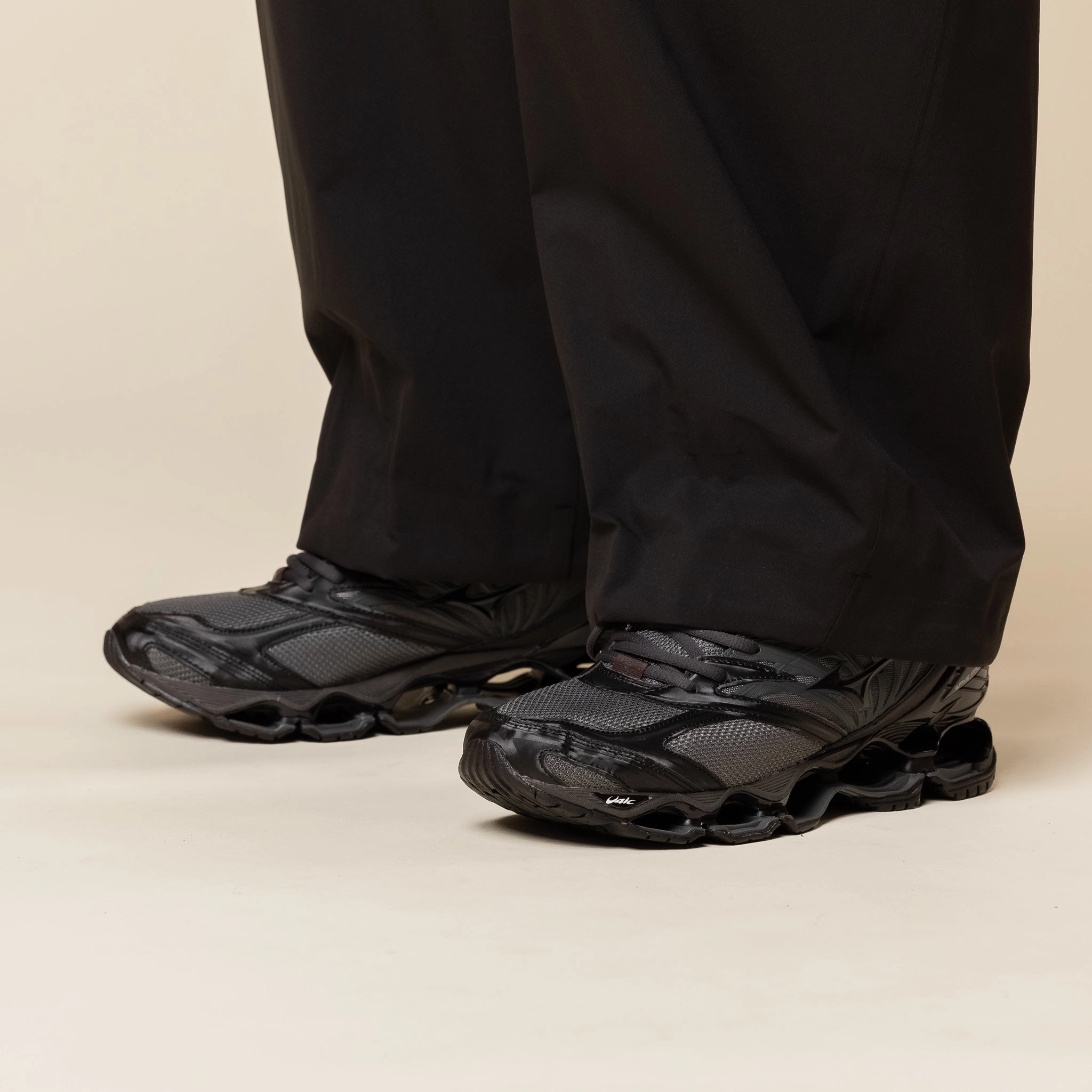 slow walk Mizuno - Wave Prophecy LS - Iron Gate / Black / Black Sand