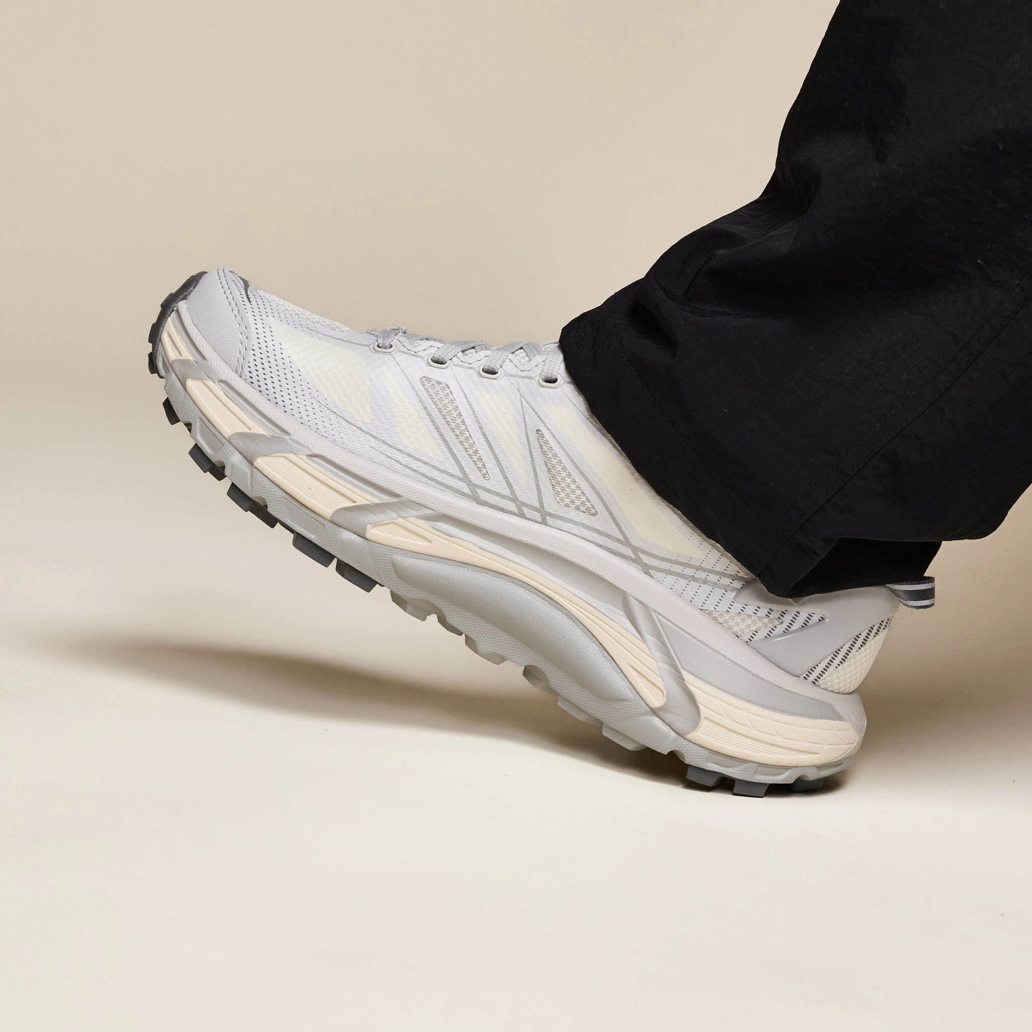 remarkable - running Hoka - Mafate Speed 2 Origins - Cosmic Grey / Alabaster