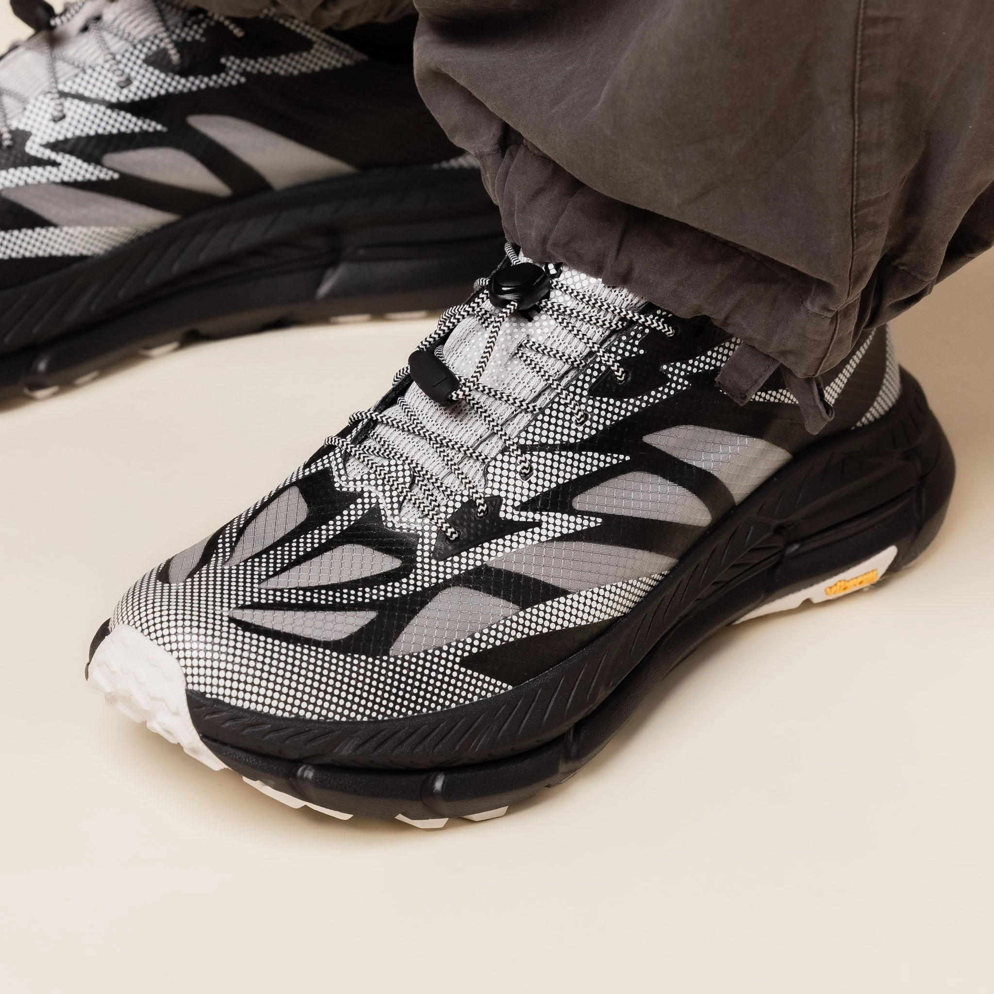 Hoka - Stealth Tech Mafate Speed 4 Lite - Black / White Concert Mood