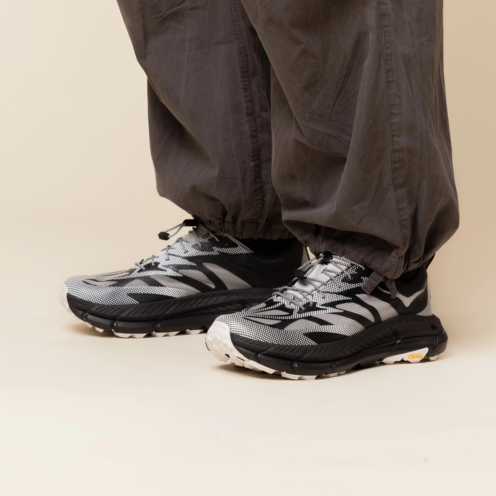 Heat Free Shine Tone Hoka - Stealth Tech Mafate Speed 4 Lite - Black / White