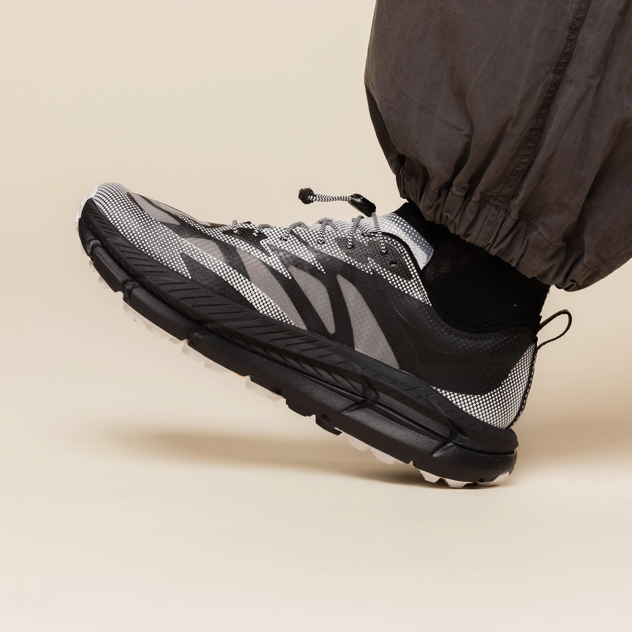 Hoka - Stealth Tech Mafate Speed 4 Lite - Black / White Adjustable Fit Long Move