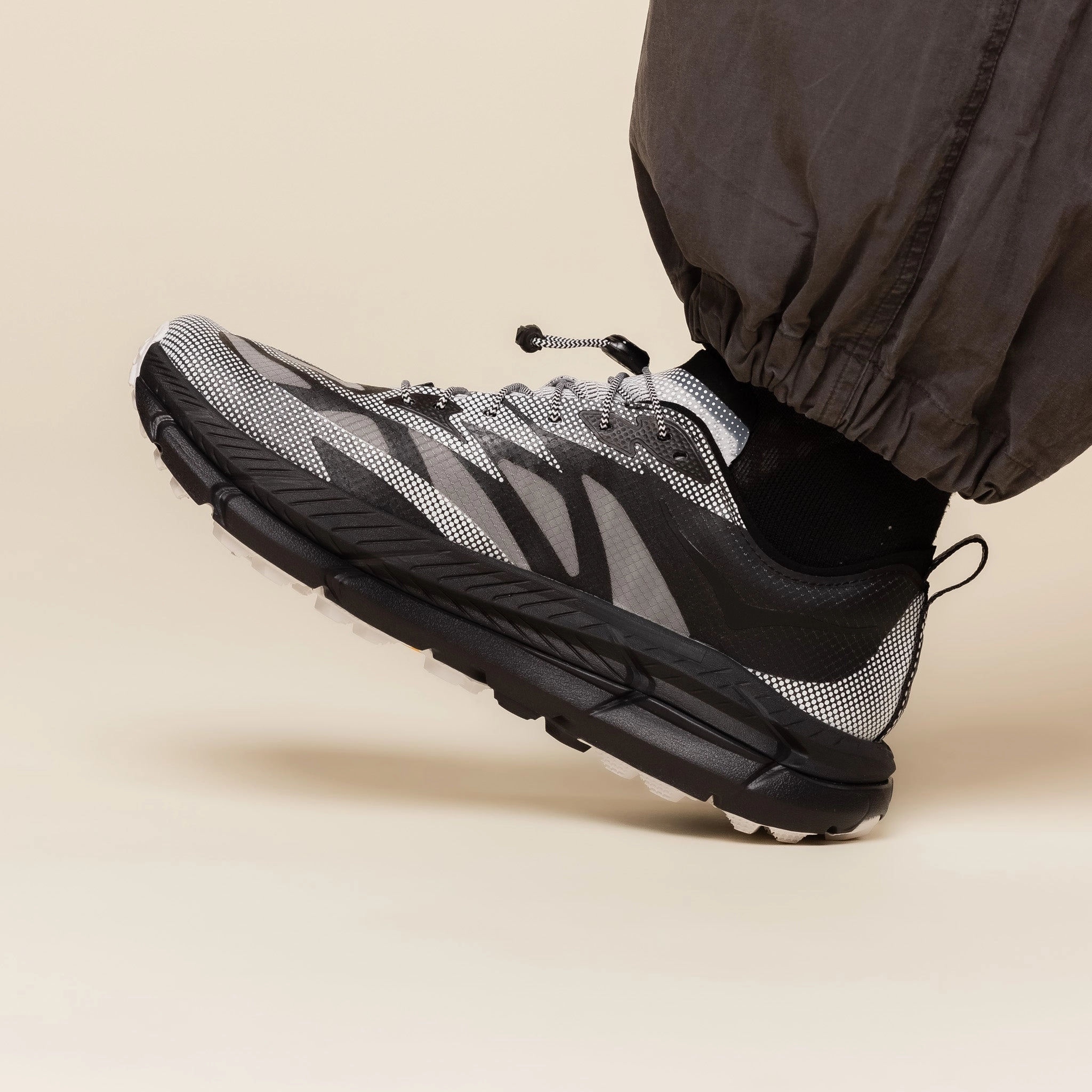 Subtle patterns Hoka - Stealth Tech Mafate Speed 4 Lite - Black / White