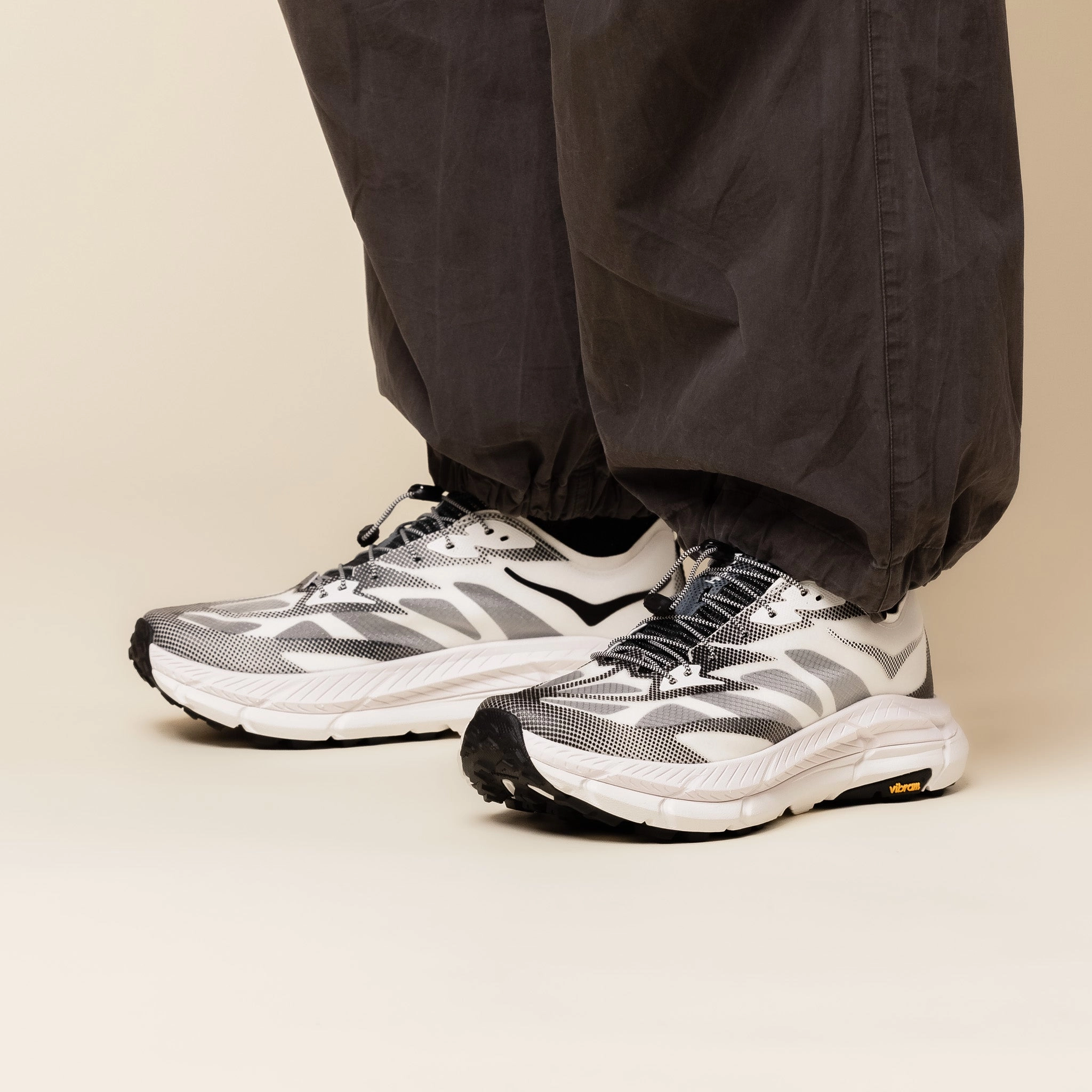 Anti - stress running shoes with rubber sole Hoka - Stealth Tech Mafate Speed 4 Lite - White / Black