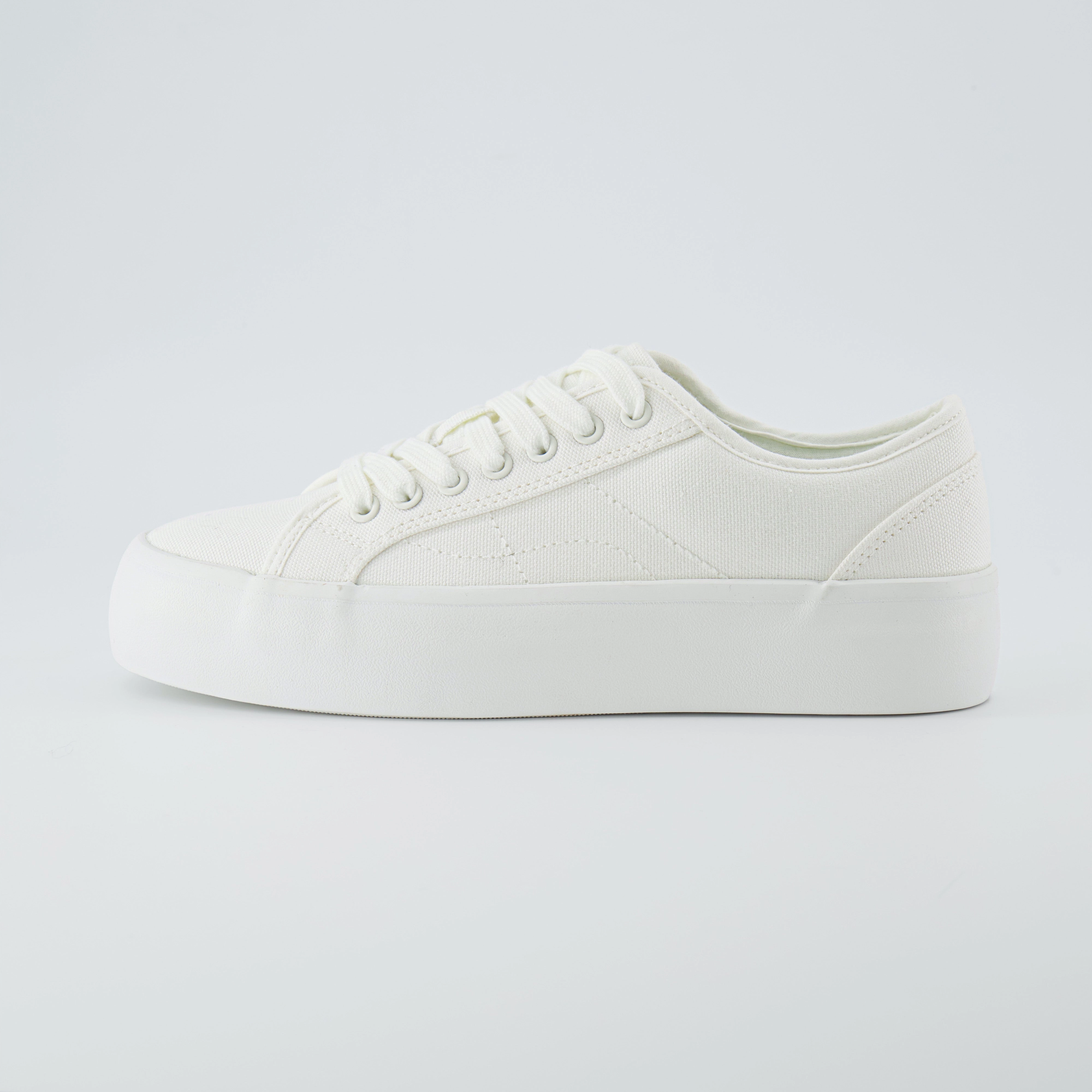 Tag Low Top Canvas Sneaker LaceUpDesign