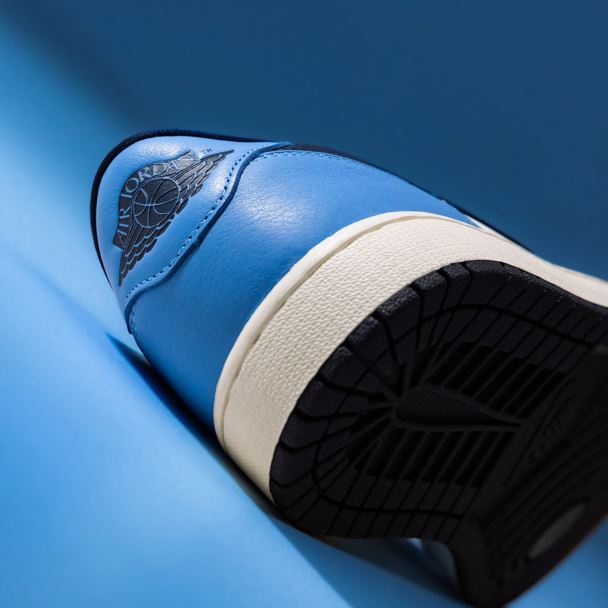 Layered Look Comfort Cushion Technology Jordan 1 Low OG Obsidian UNC