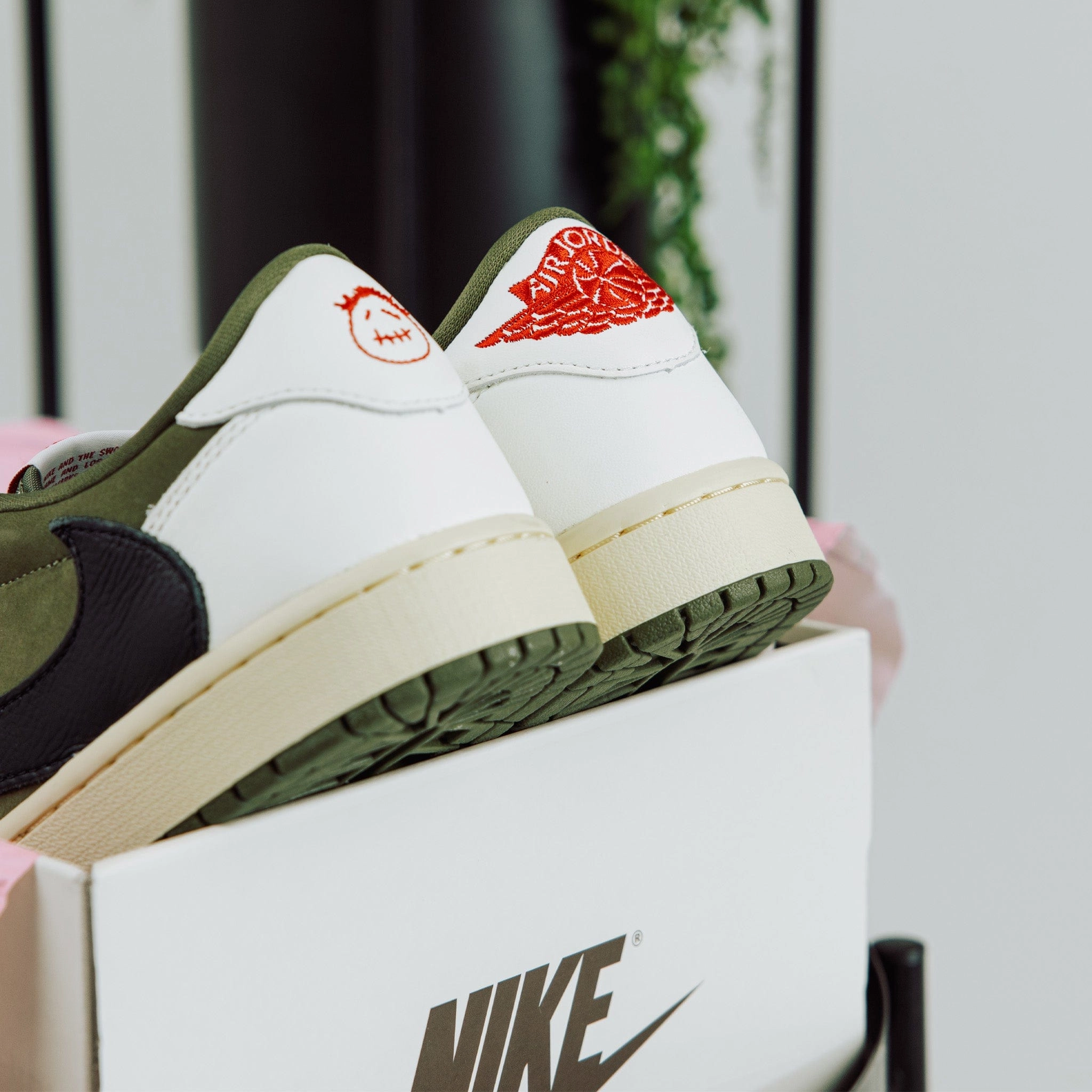 Trail Comfort Jordan 1 Low Retro OG Travis Scott Medium Olive
