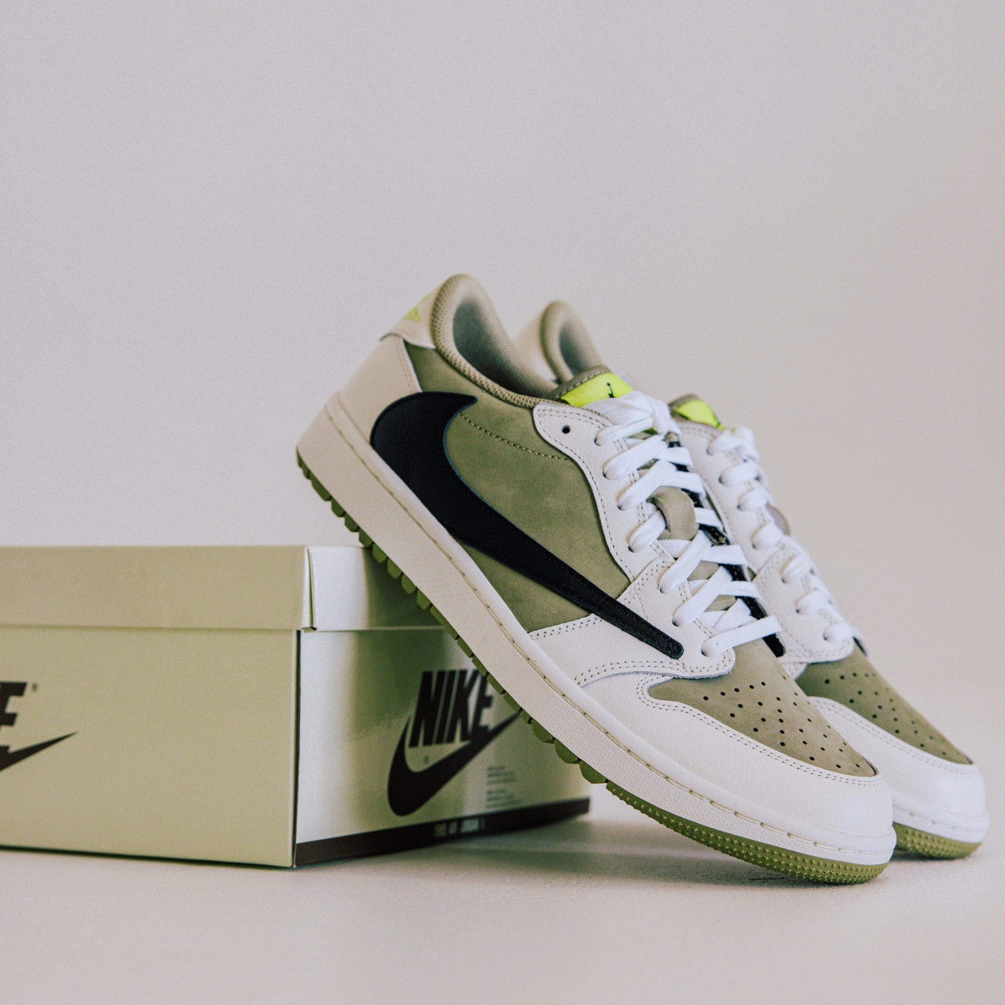 Jordan 1 Retro Low Golf Travis Scott Neutral Olive Adjustable Fit Barefoot Shoe Tech