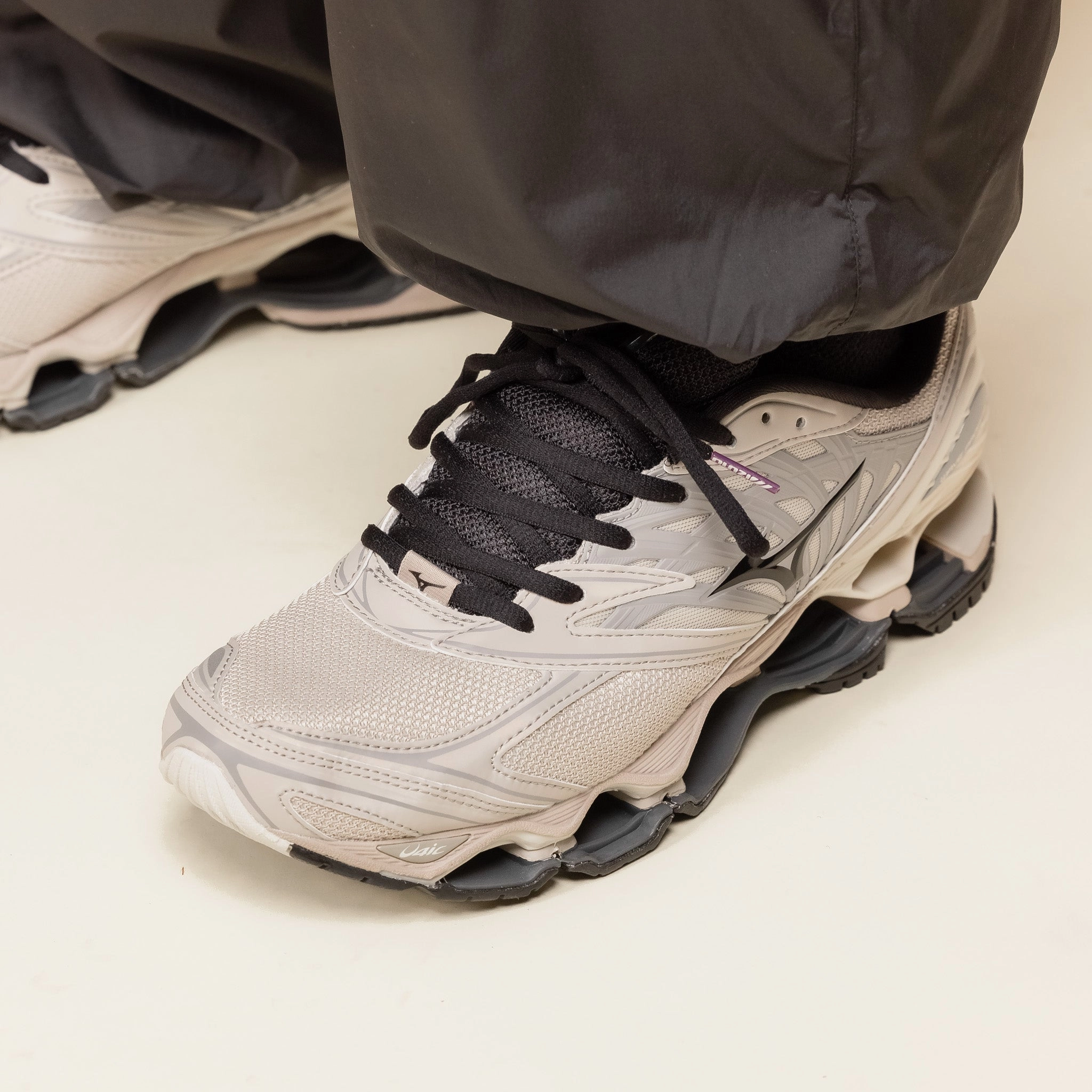 Mizuno - Wave Prophecy LS - Silver Cloud / Black / Opal Grey Block Walk