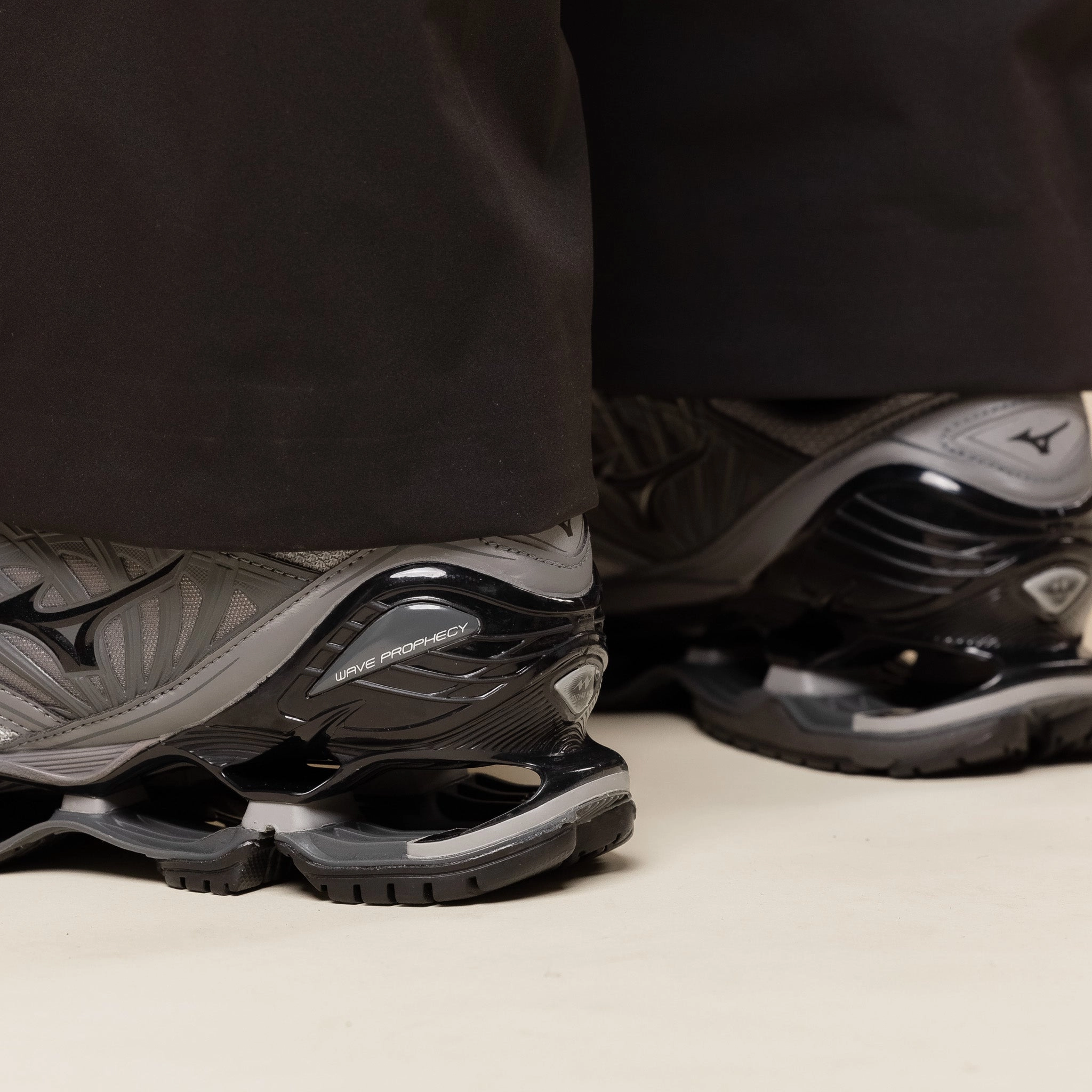 Mizuno - Wave Prophecy LS - Ultimate Grey / Quiet Shade / Black Comfort Grip