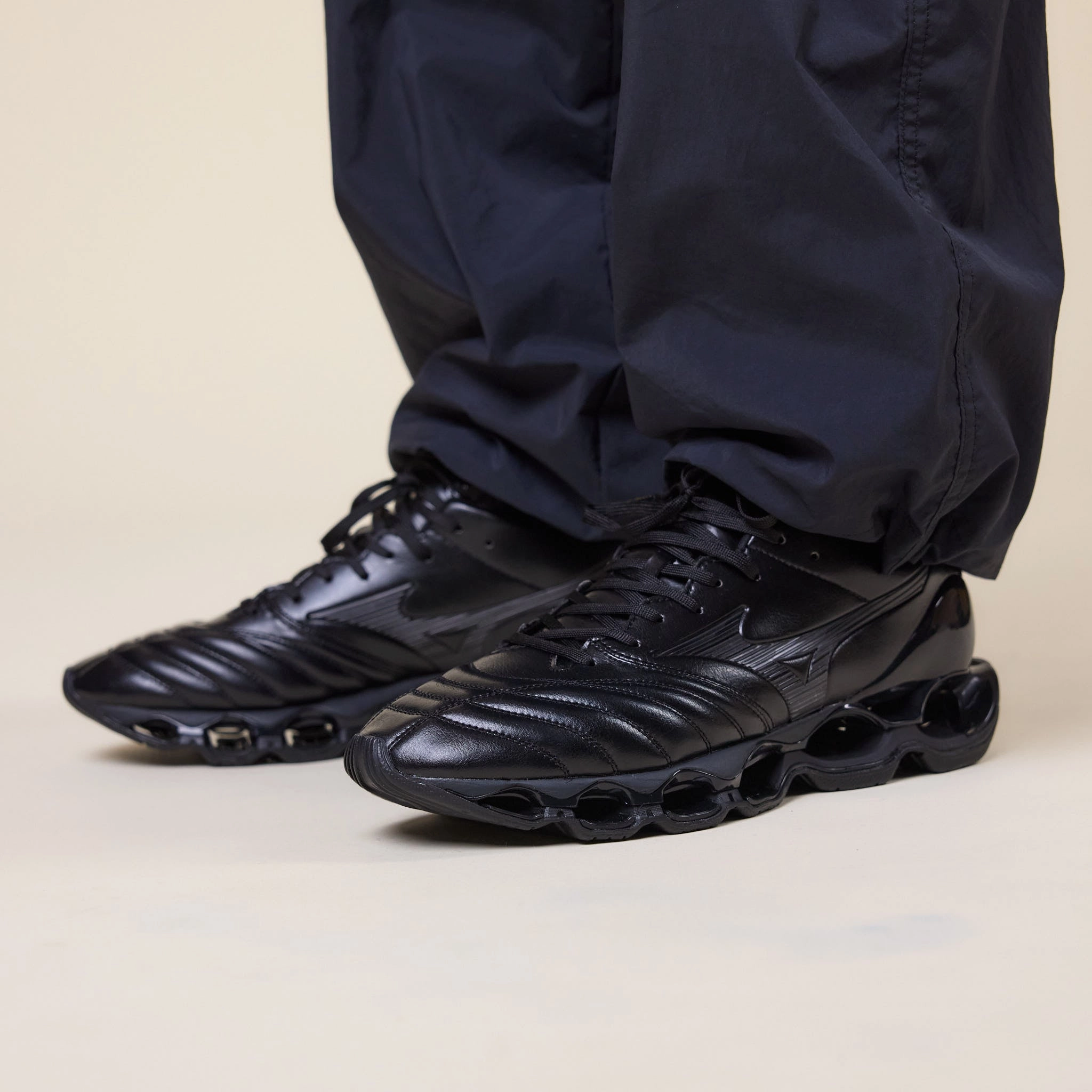 Mizuno - Wave Prophecy Morelia Neo - Black / Black / Black Narrow Fit Brave Walk