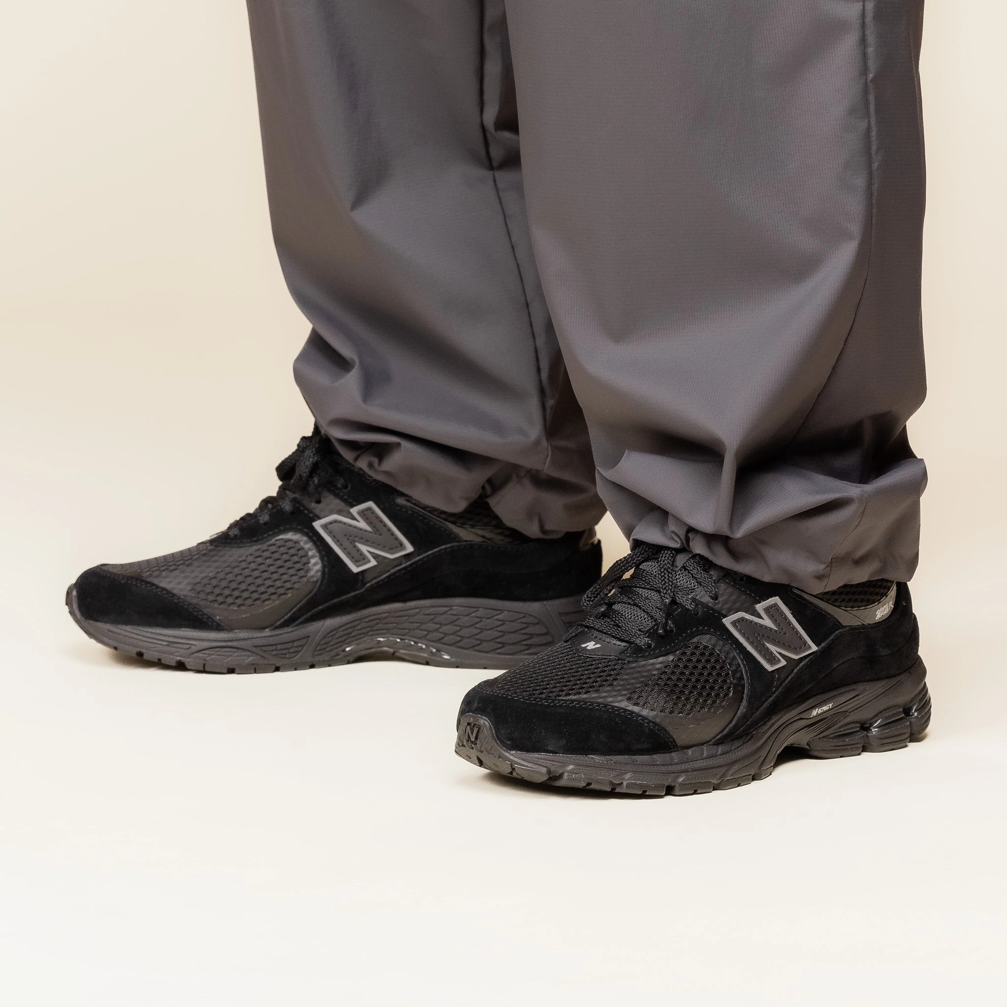 New Balance - 2002W - Black & Black Metallic Wave Flow
