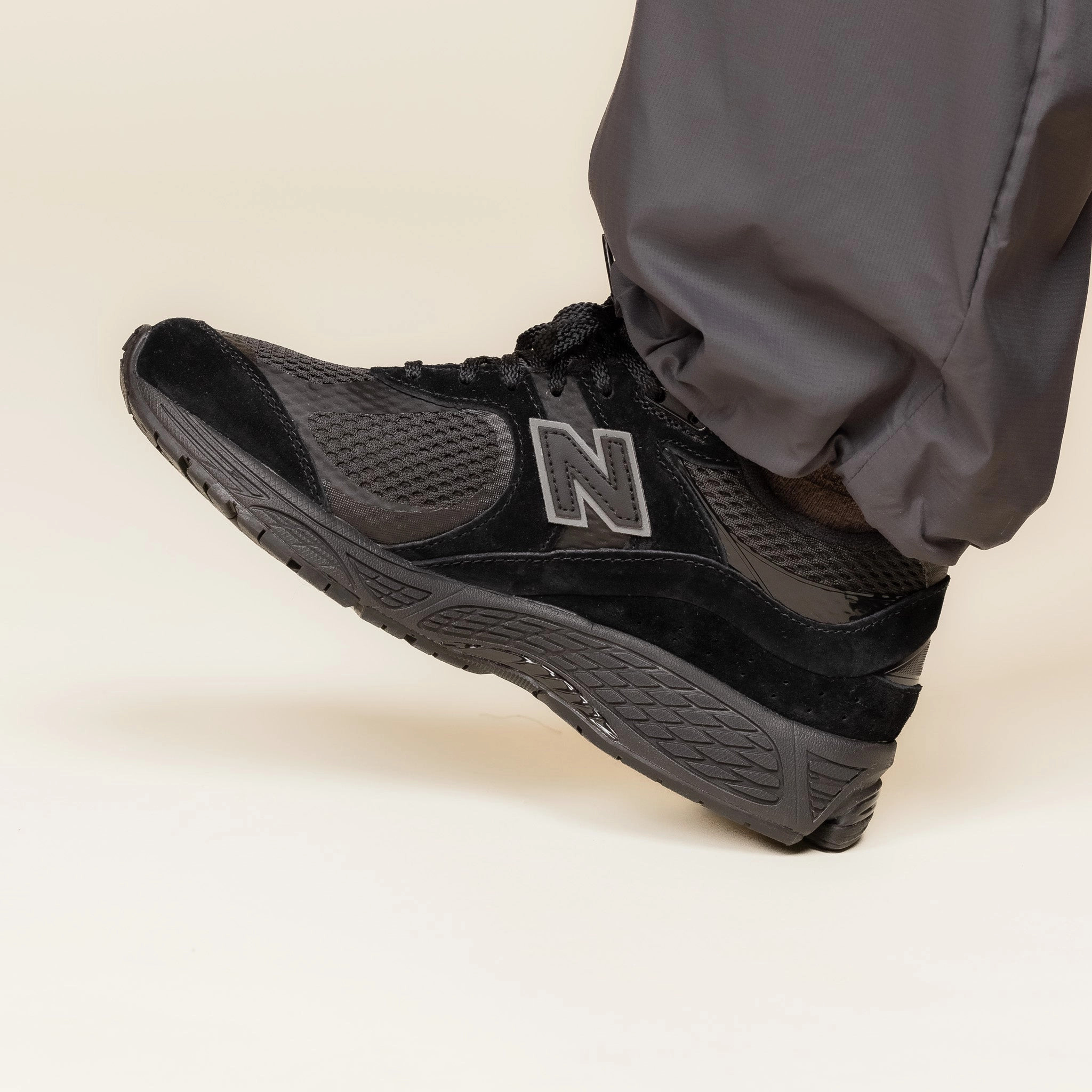 New Balance - 2002W - Black & Black Metallic Gift Easy Queen Fit