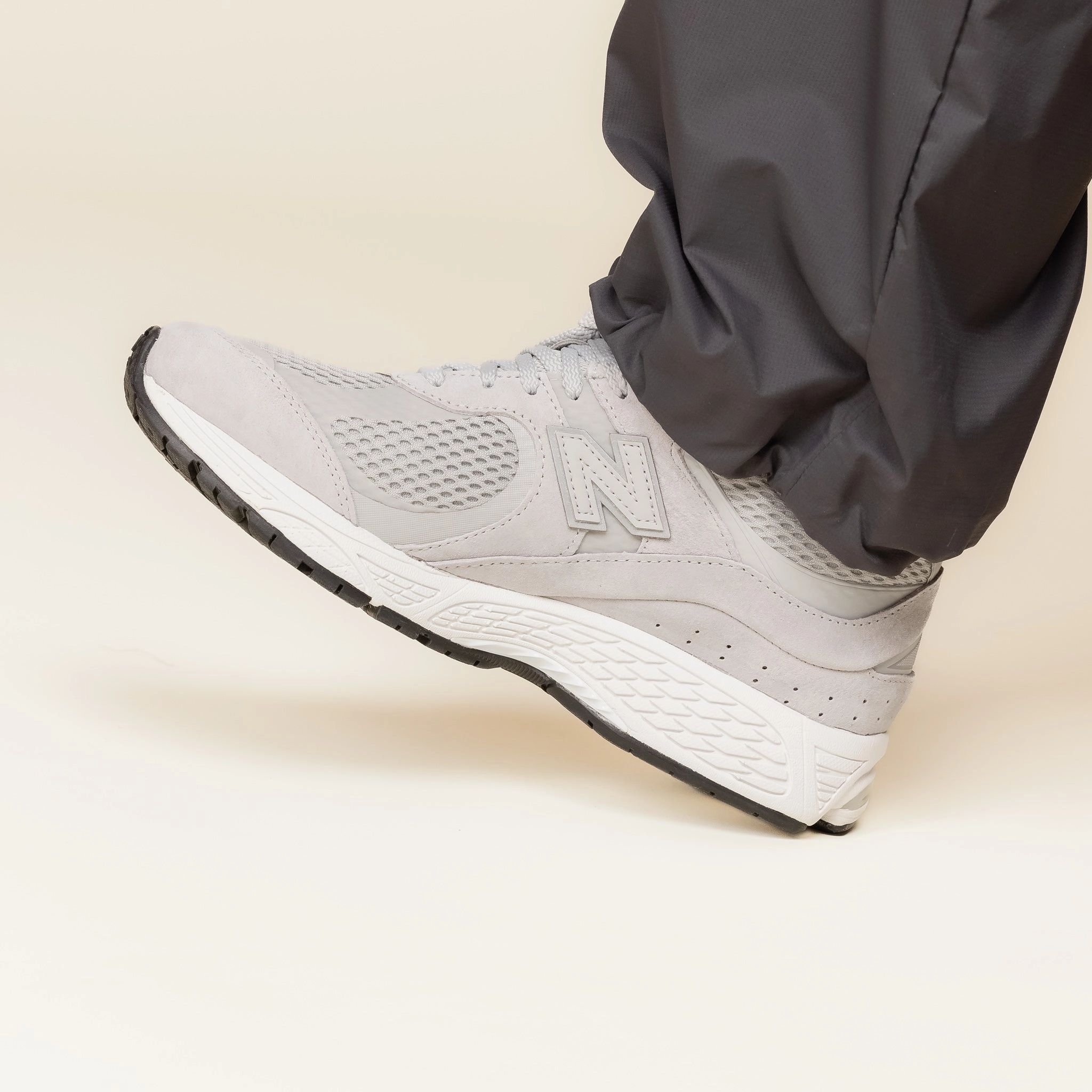 Durable Build New Balance - 2002W - Raincloud, Silver Metallic & Black