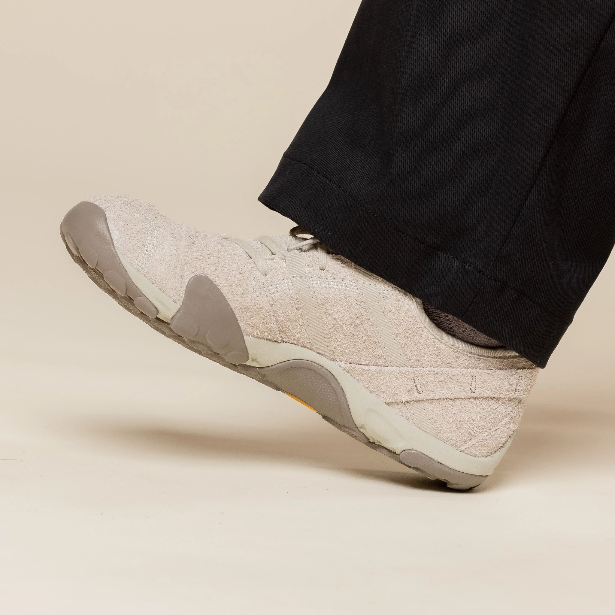 running in a metal bridge area shoes New Balance - Minimus Trail 10 (MT10) Hairy Suede - Shipyard / Dockside