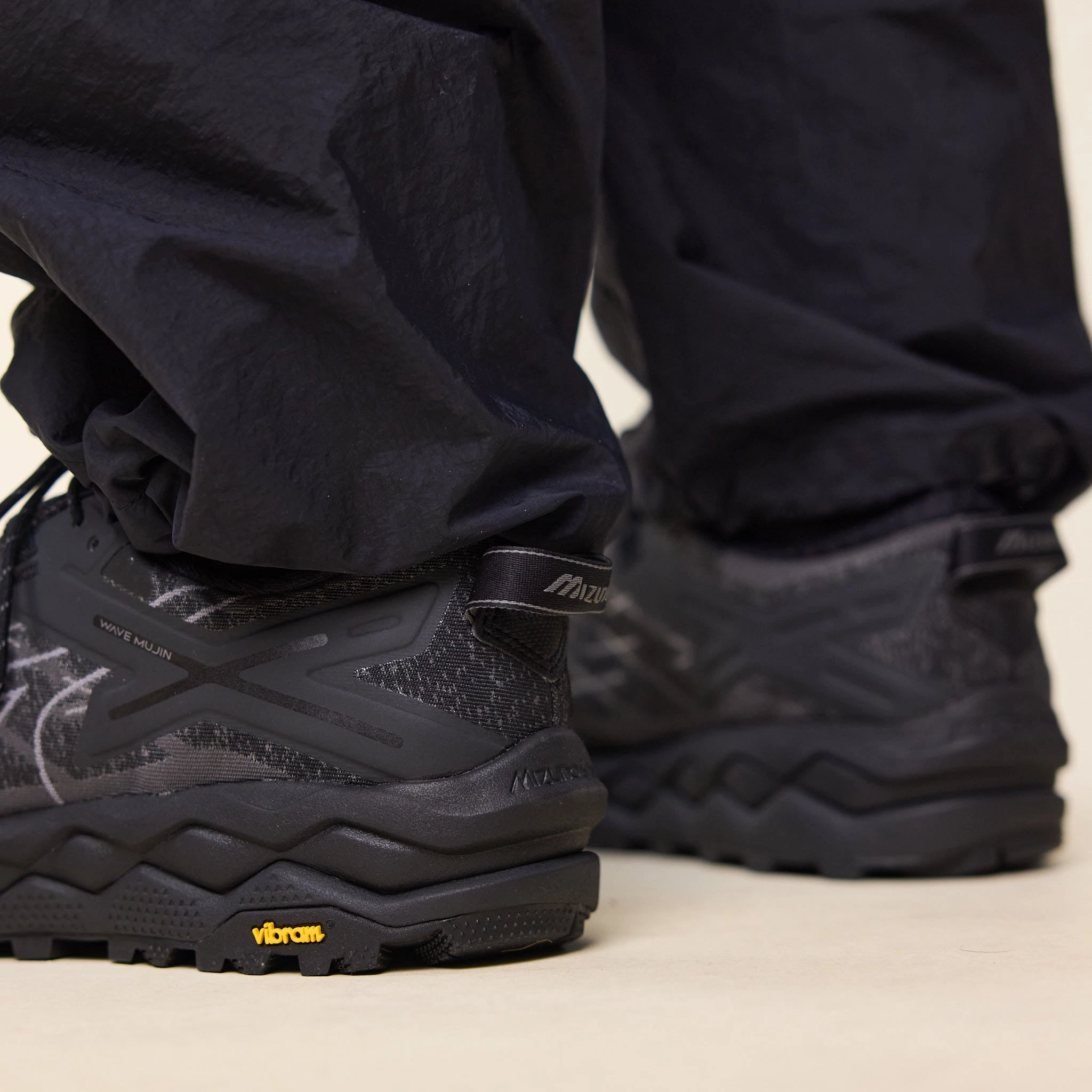 Mizuno - Wave Mujin LS Gore-Tex - Black / Quiet Shade / Black Sand Outfit Key Impact Resistance