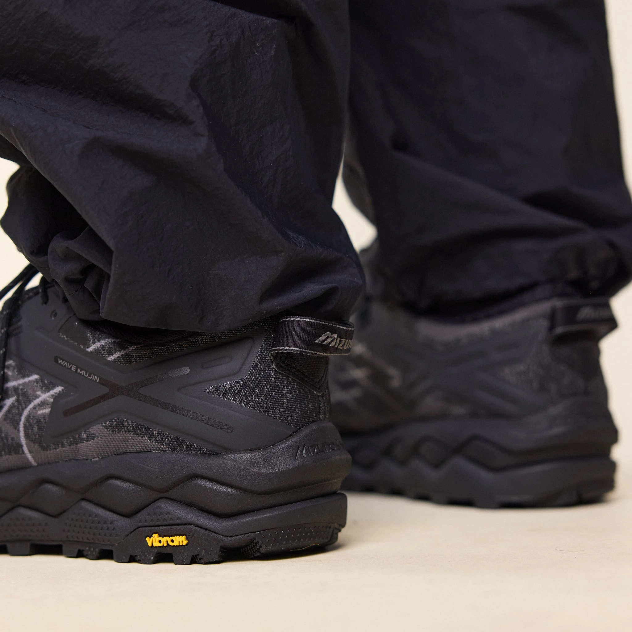 Mizuno - Wave Mujin LS Gore-Tex - Black / Quiet Shade / Black Sand Outfit Key Impact Resistance