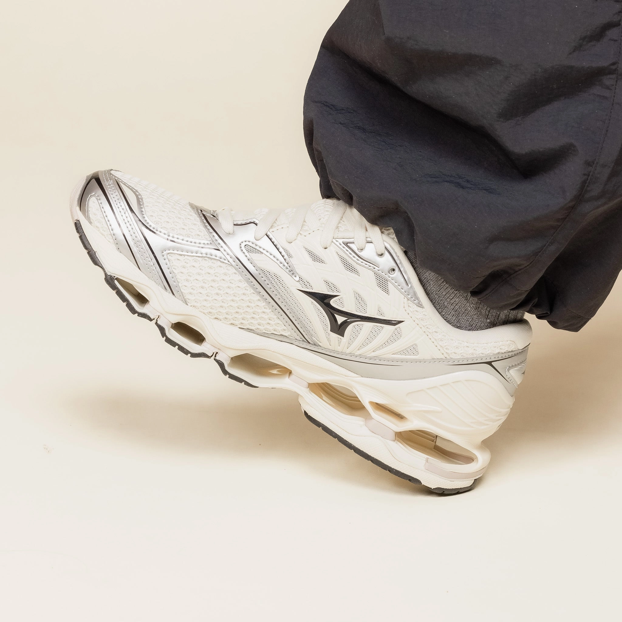 Mizuno - Wave Prophecy LS - Pristine / Black / Silver slow walk