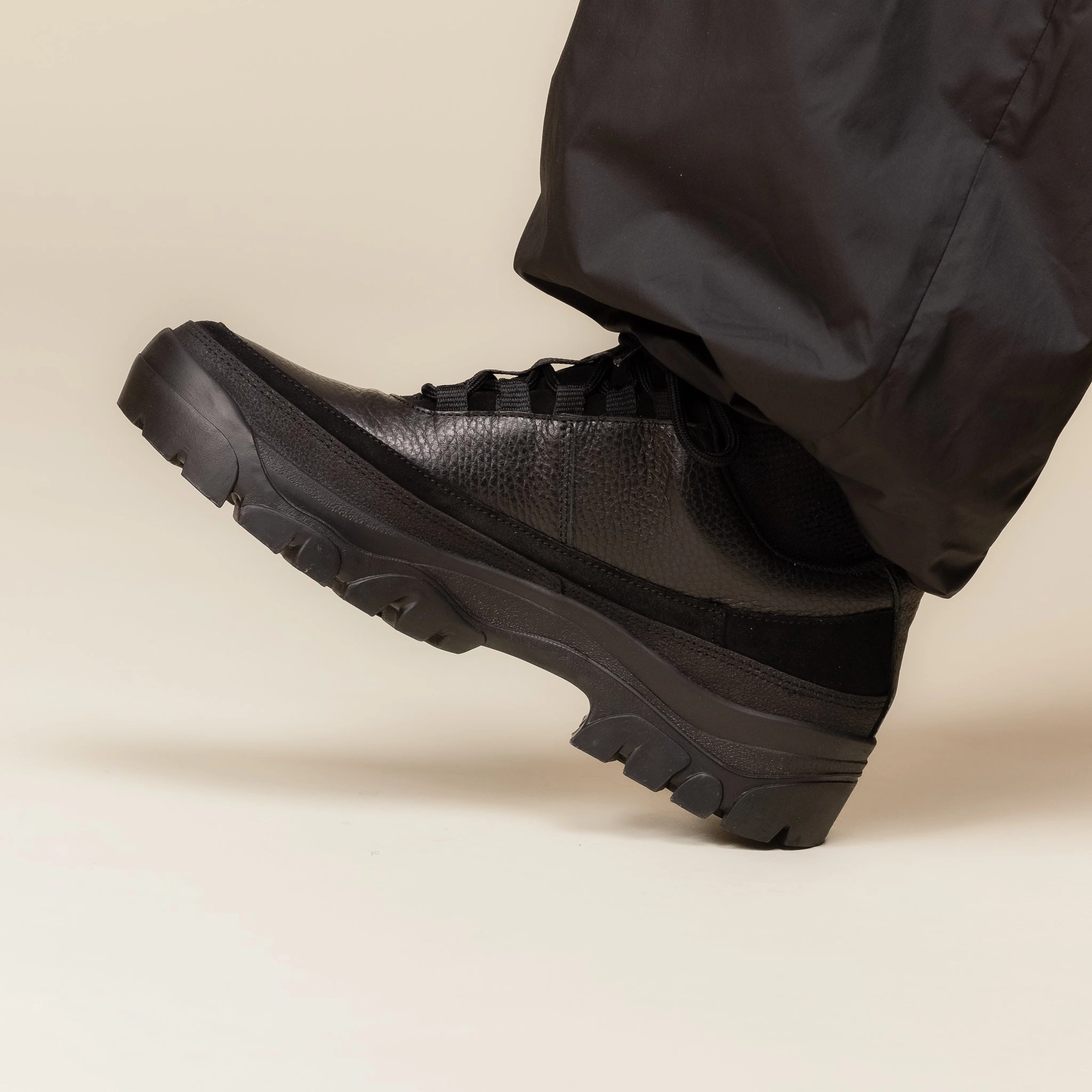 Sturdy Leather Endurance Fit Tarvas - Easy Hiker Leather - Black