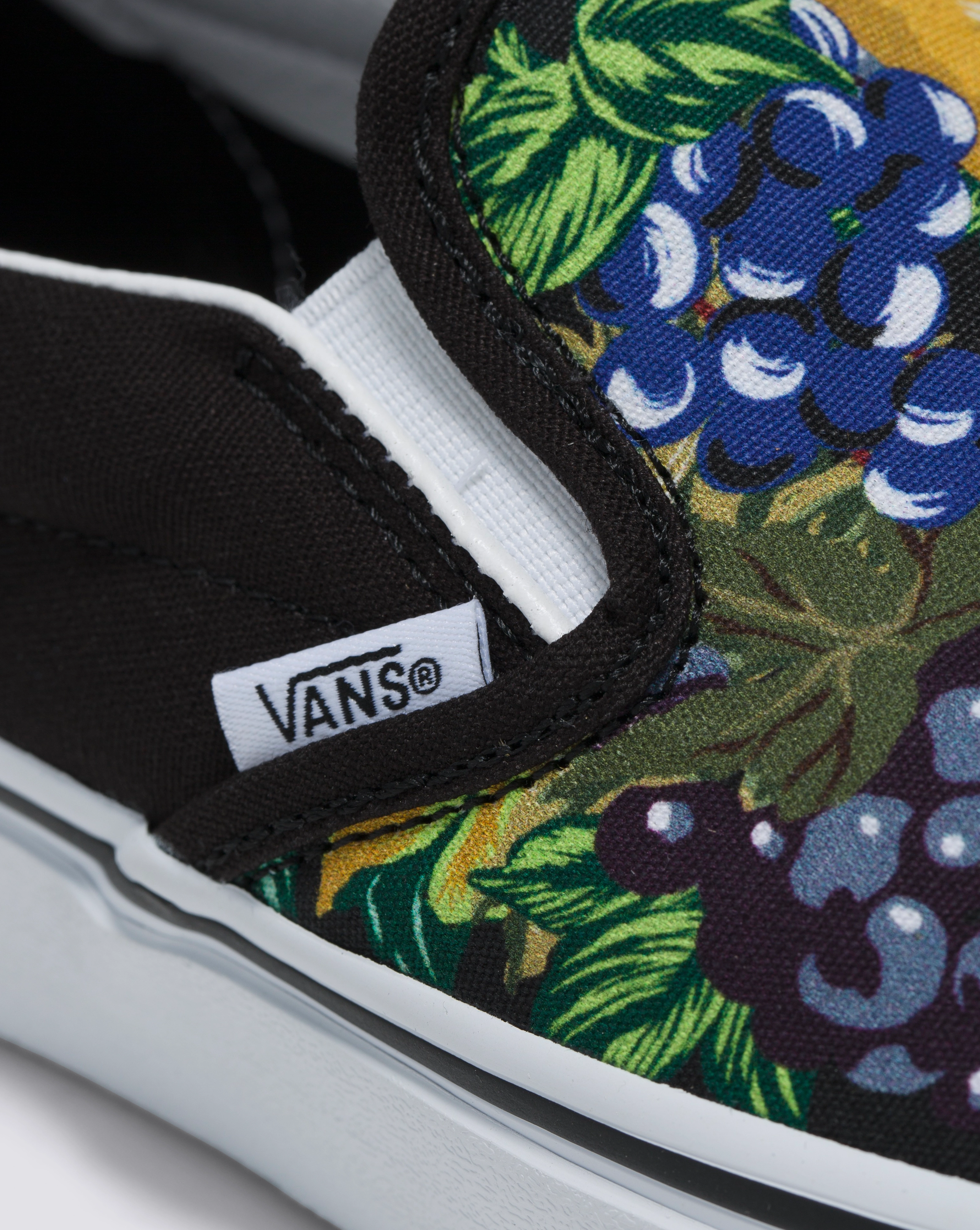 Vans Classic Slip-On Fruit Skull Black/White Silk Feel Rapid pace